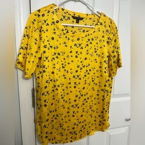 Banana Republic silk blend blouse with shirttail length. XS